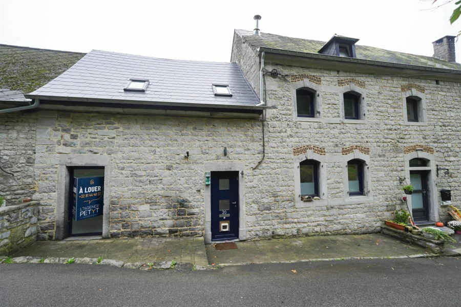 Jolie maison en pierre dans une rue calme