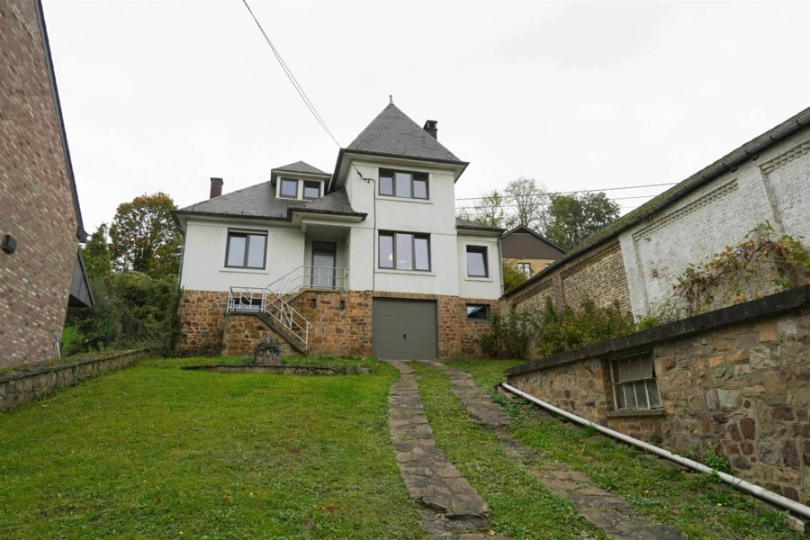 Maison à rénover partiellement en pierre 3/4 CH avec 2 garages